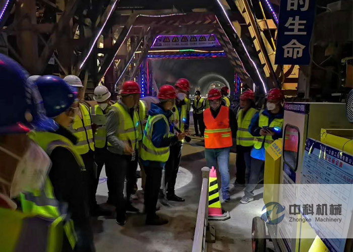 中交一公局拱顶带模注浆一体机施工现场-1
